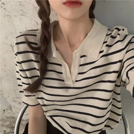 Laid-back striped V-neck pullover 2022 women's summer new retro T-shirt Loose short-sleeved knitted top Laid-back striped V-neck pullover 2022 women's summer new retro T-shirt Loose short-sleeved knitted top